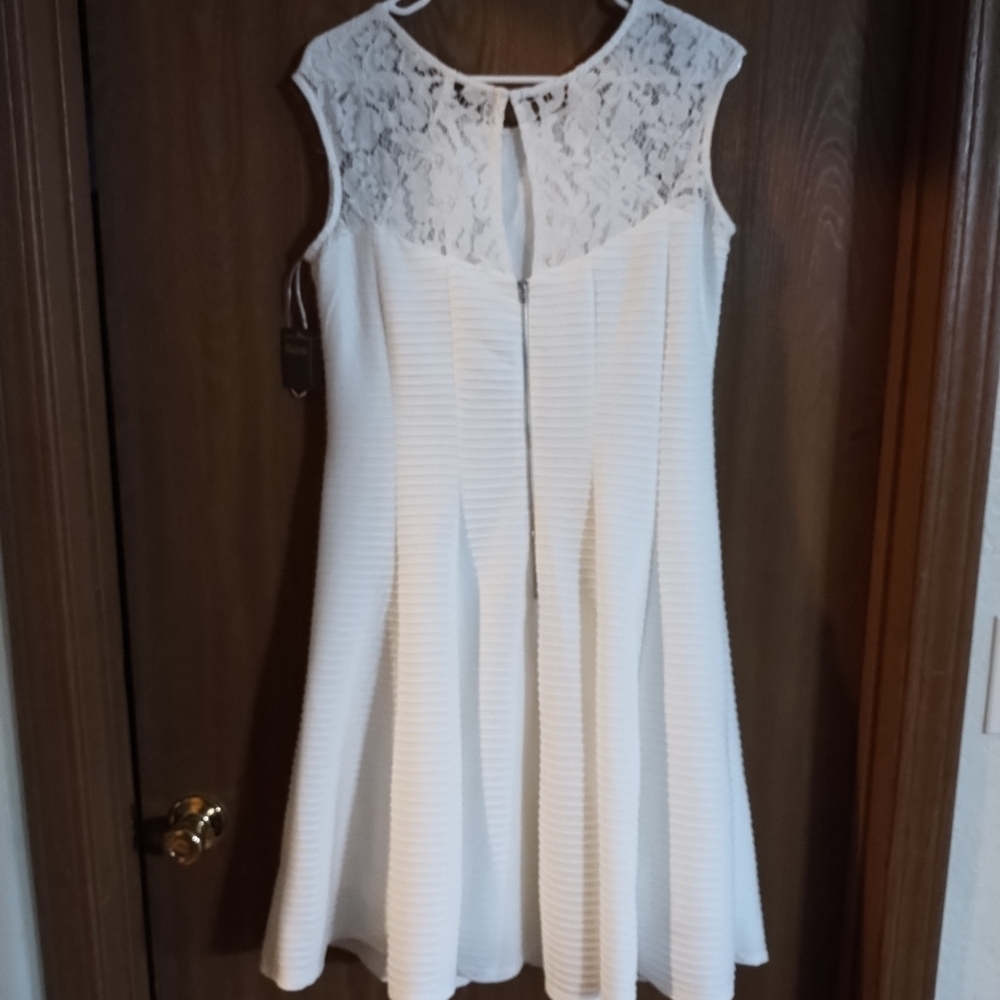 A line white textured dress - Picture 2 of 10